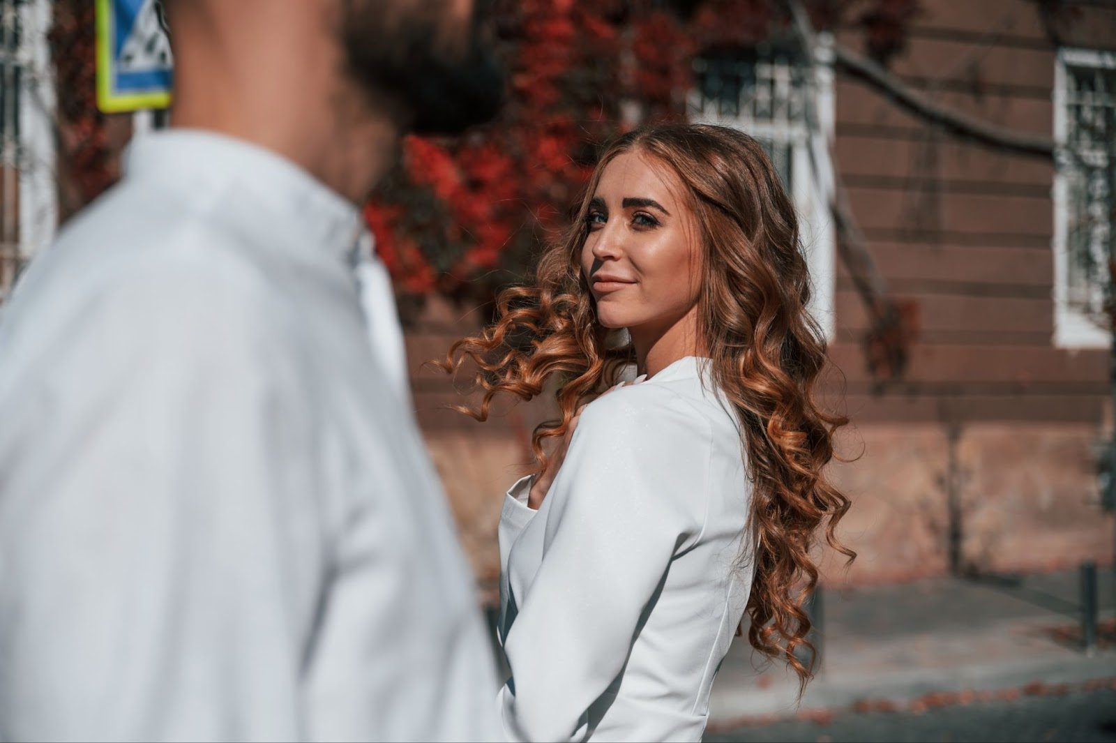 Женщина с загадочной улыбкой, слегка наклонившая голову