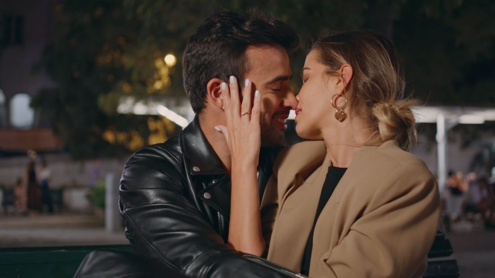 Пара на первом свидании создает "момент" взаимного притяжения