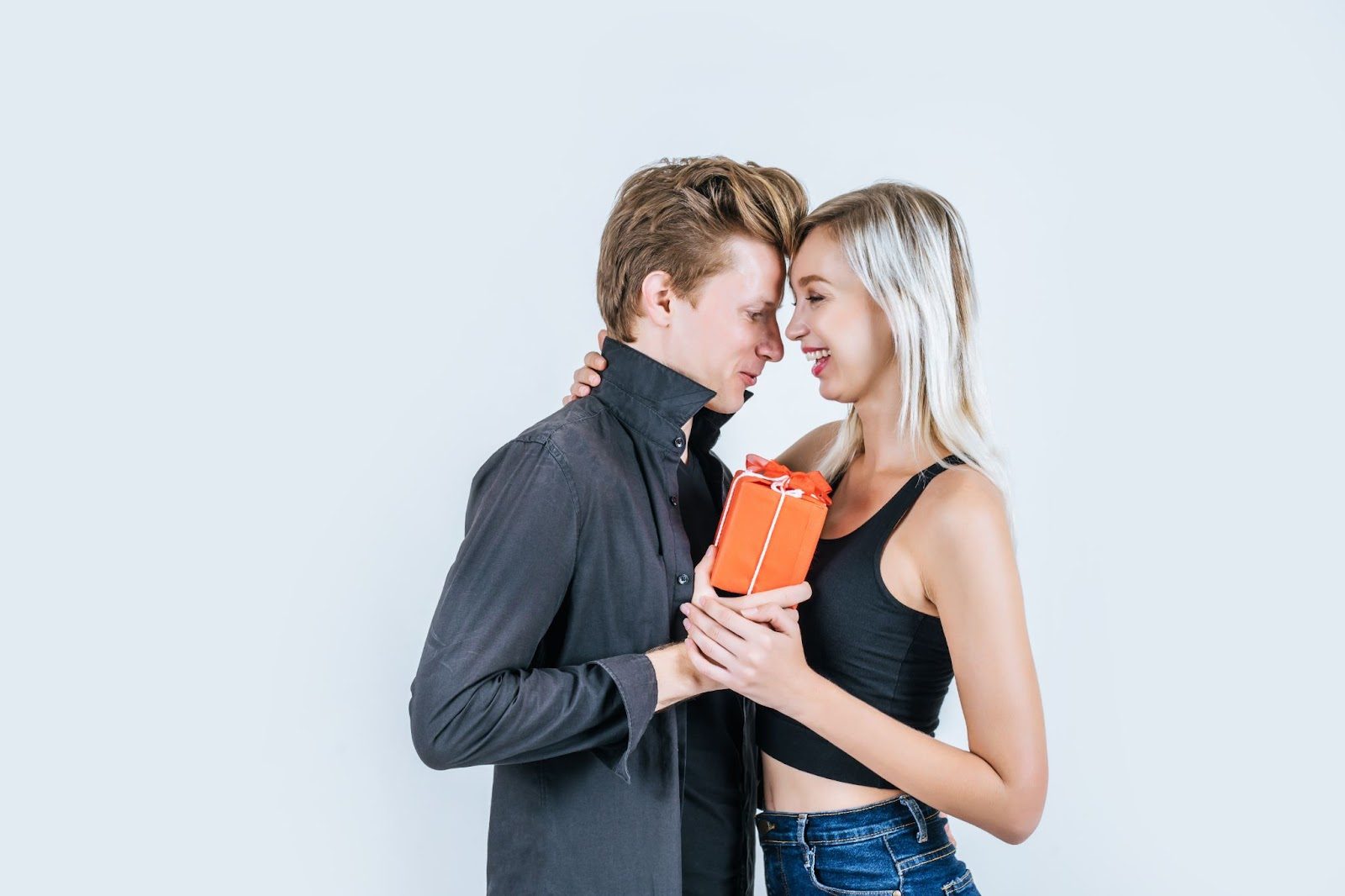 Женщина с загадочной улыбкой, слегка наклонившая голову