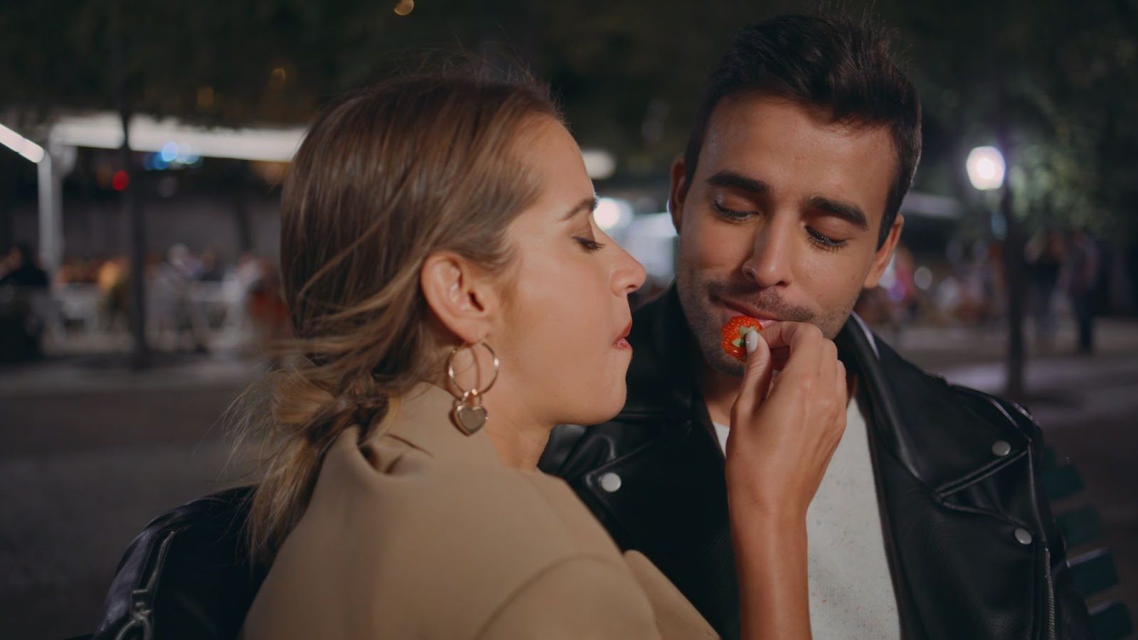 Пример невербального общения: зеркальные позы собеседников