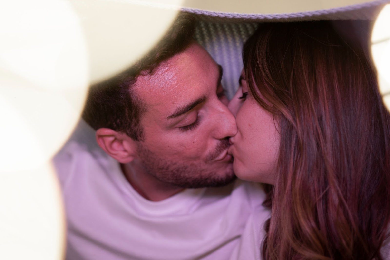 Интимная обстановка с приглушенным светом и свечами для ролевой игры