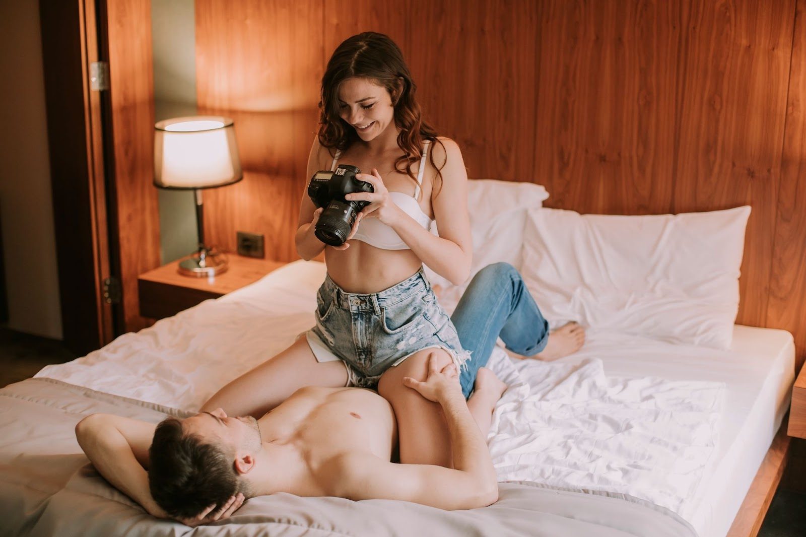 Пара обсуждает сценарий ролевой игры в уютной домашней обстановке