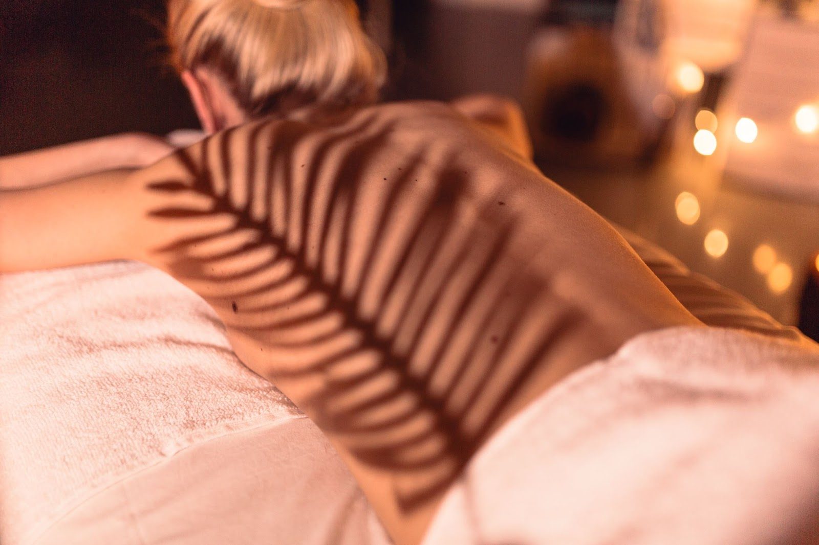 Девушка в спокойной медитативной позе на подготовленной кровати