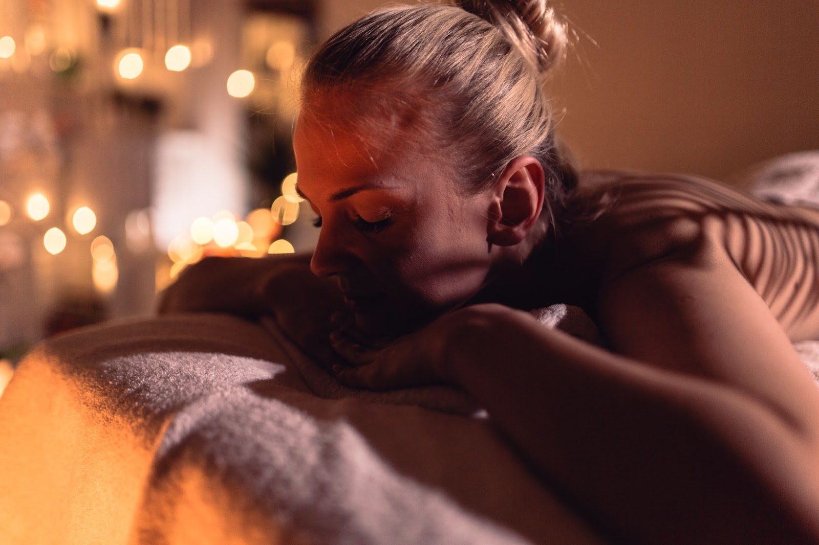 Девушка демонстрирует правильную позу для начала процедуры