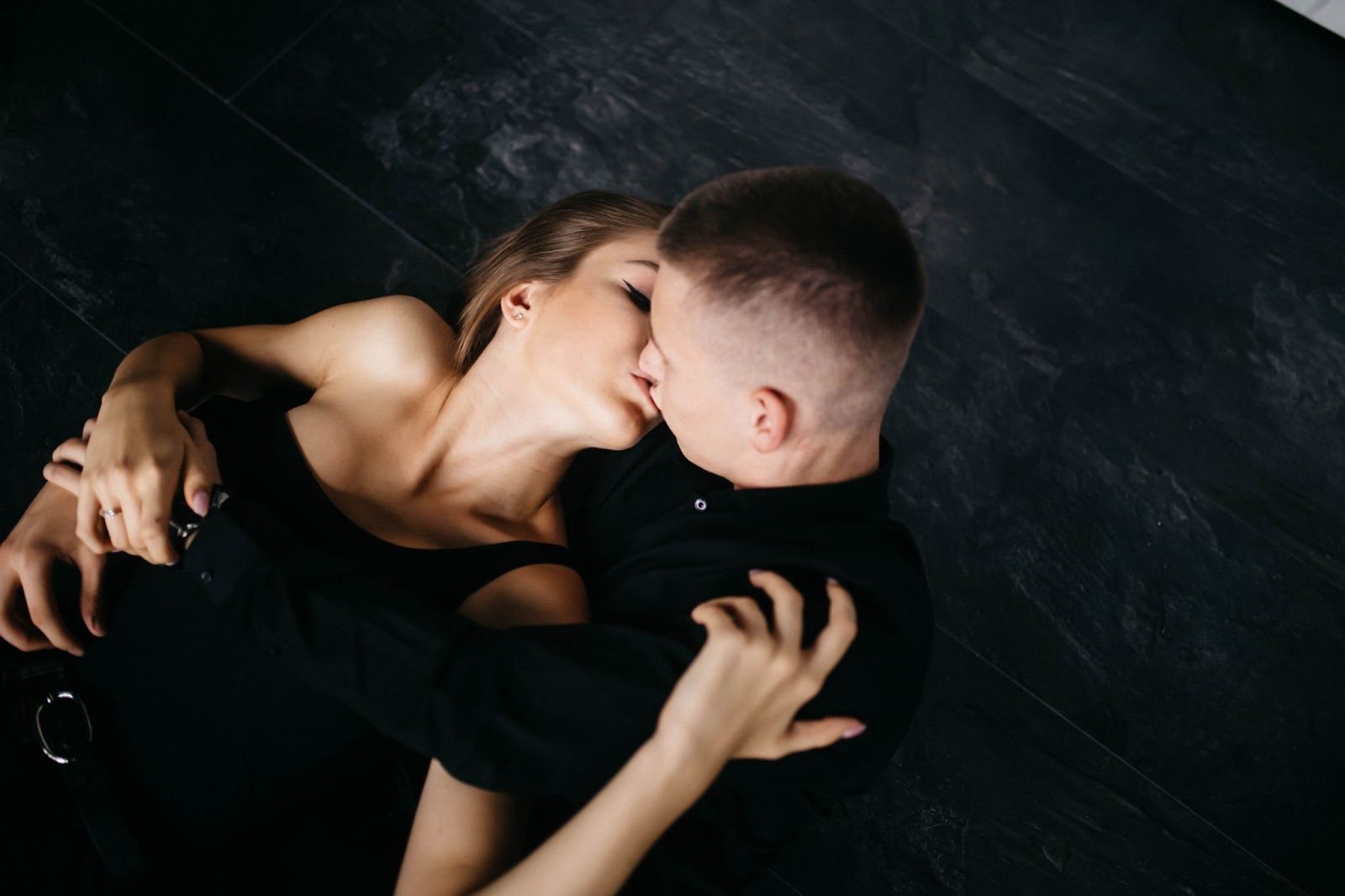 Мужчина и женщина создают комфортную атмосферу для интимного разговора