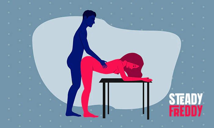 Пример стоячего догги-стайла с опорой на стену