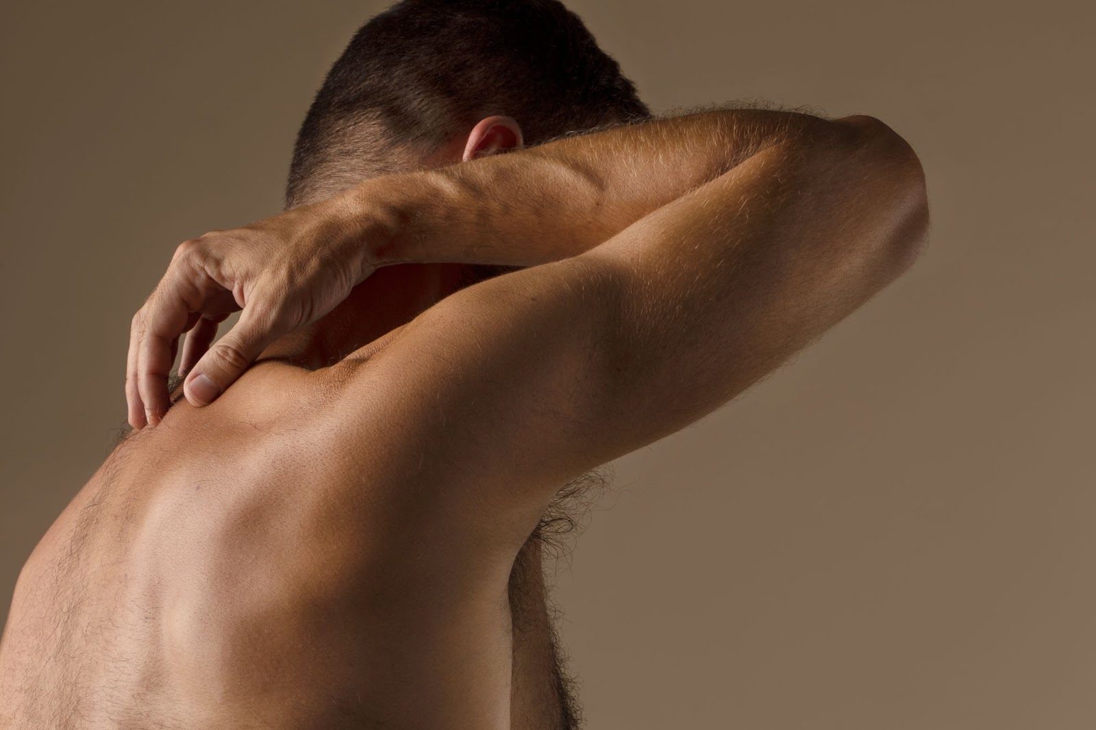 Демонстрация правильного положения рук во время массажа лингама