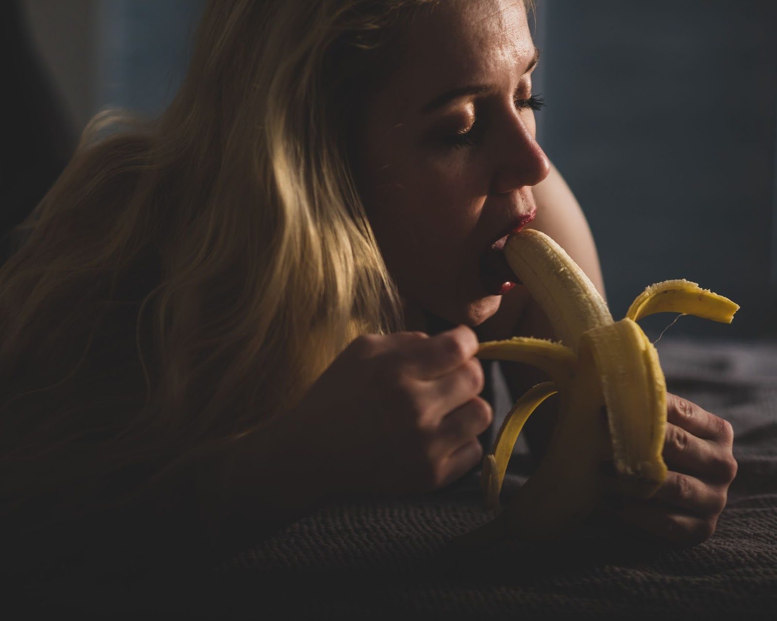 Девушка демонстрирует технику минета на банане