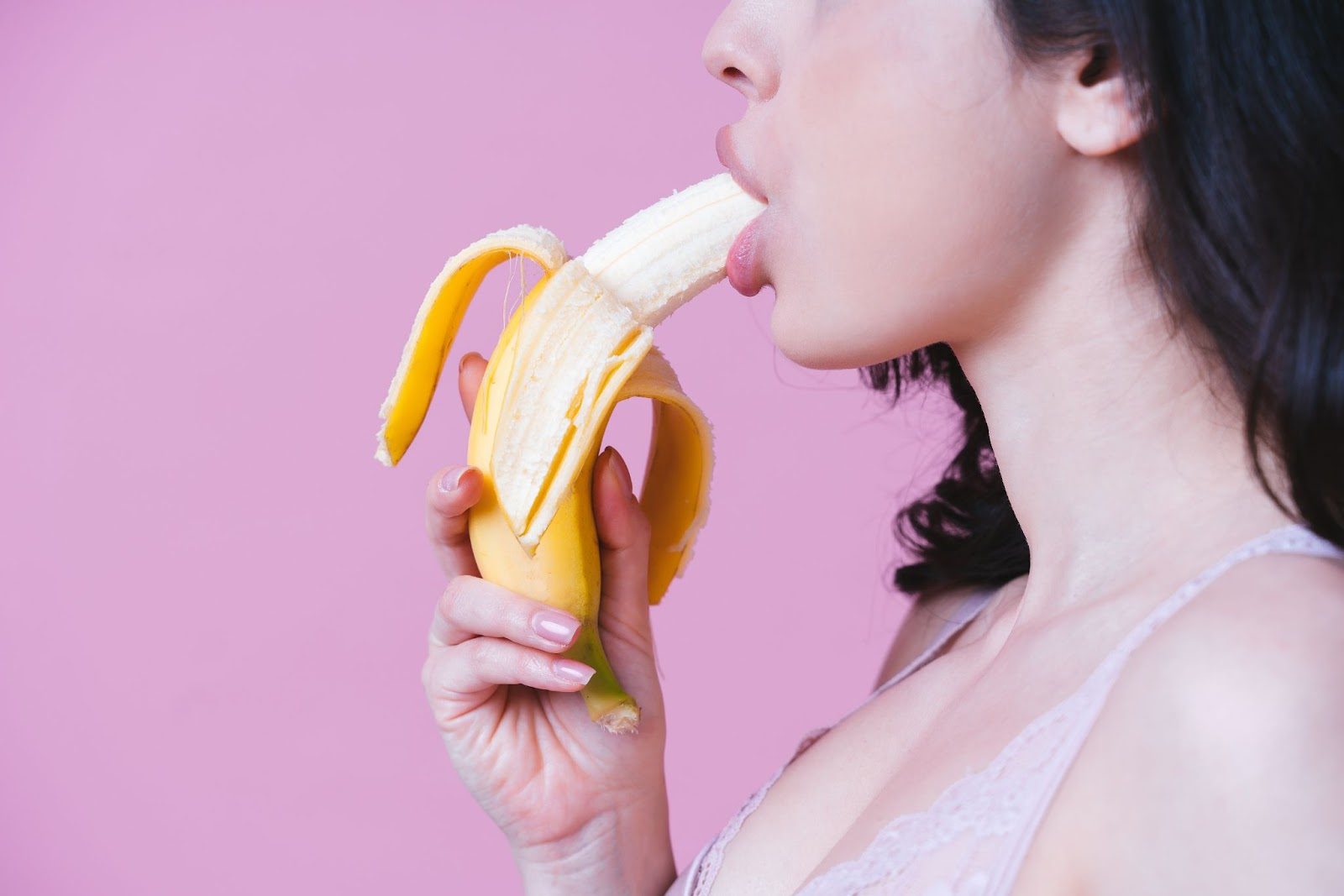 Девушка демонстрирует технику минета на банане