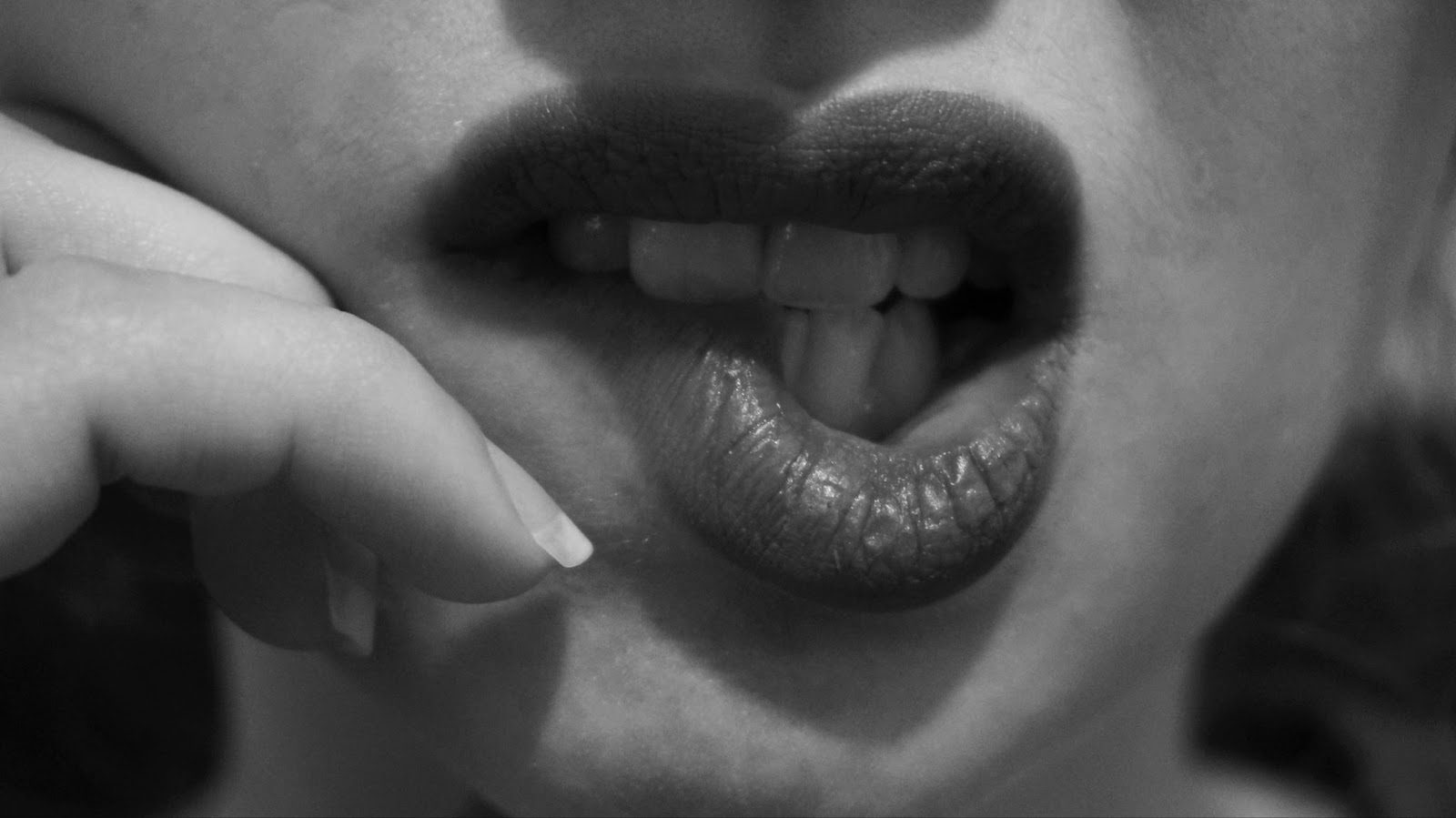 Девушка иллюстрирует правильное дыхание во время орального секса