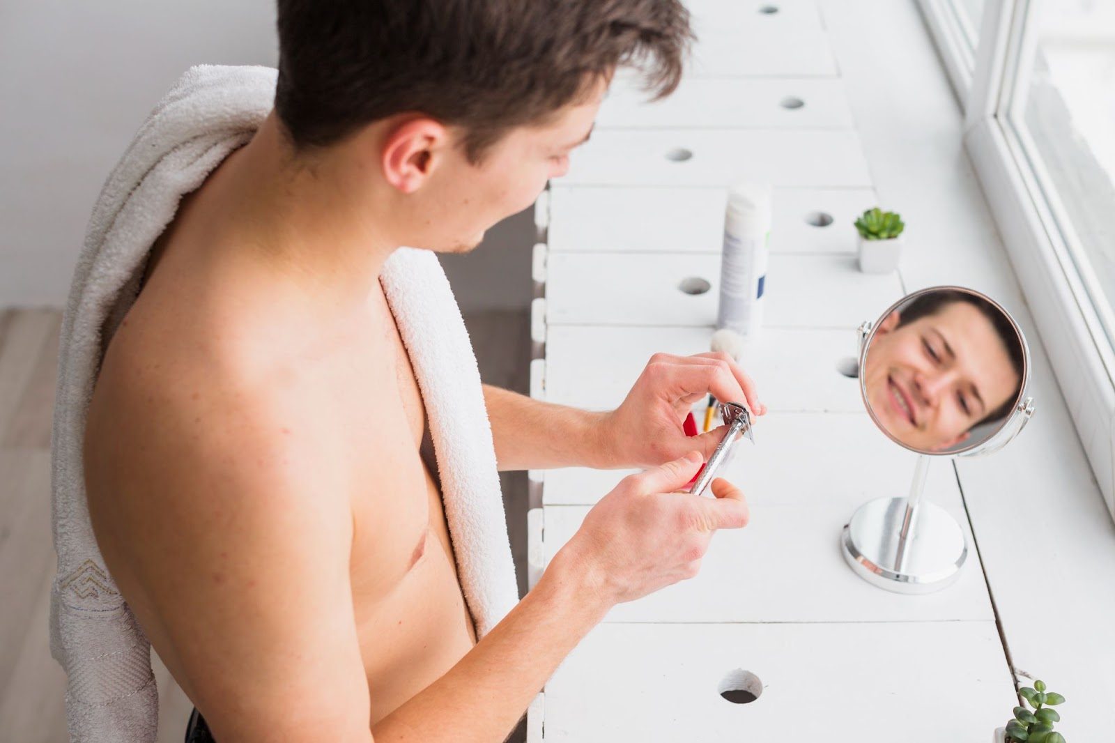 Парень радуется после интимной стрижки