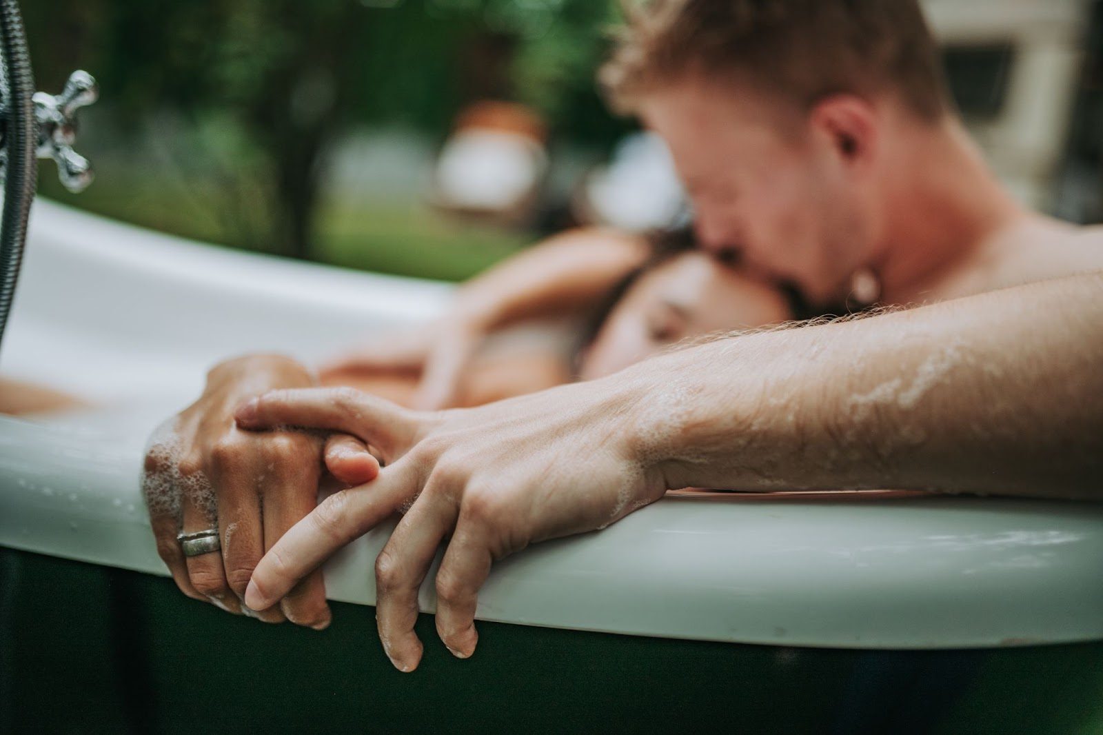 Пара в ванне наслаждается друг другом