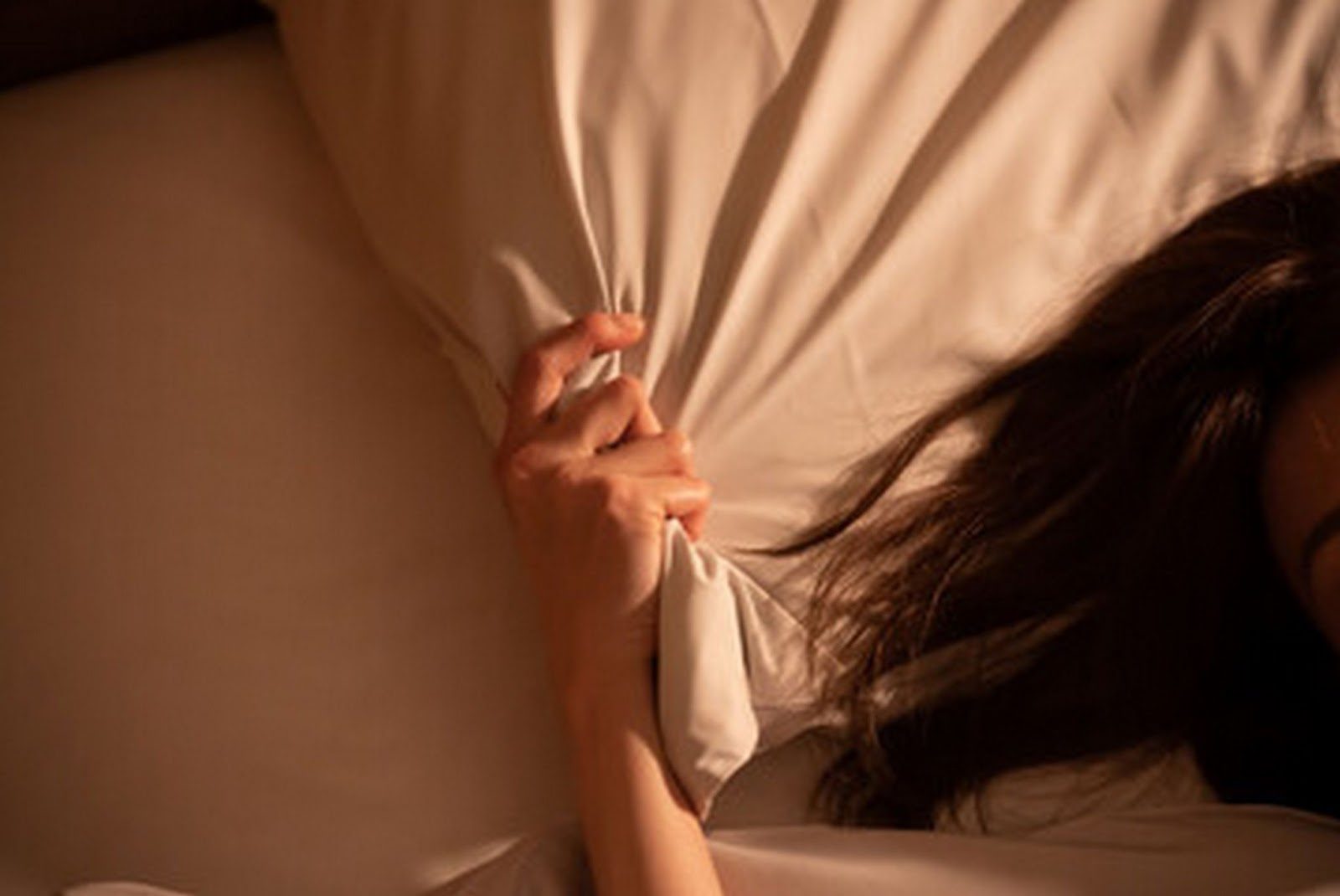 Девушка демонстрирует признаки настоящего оргазма