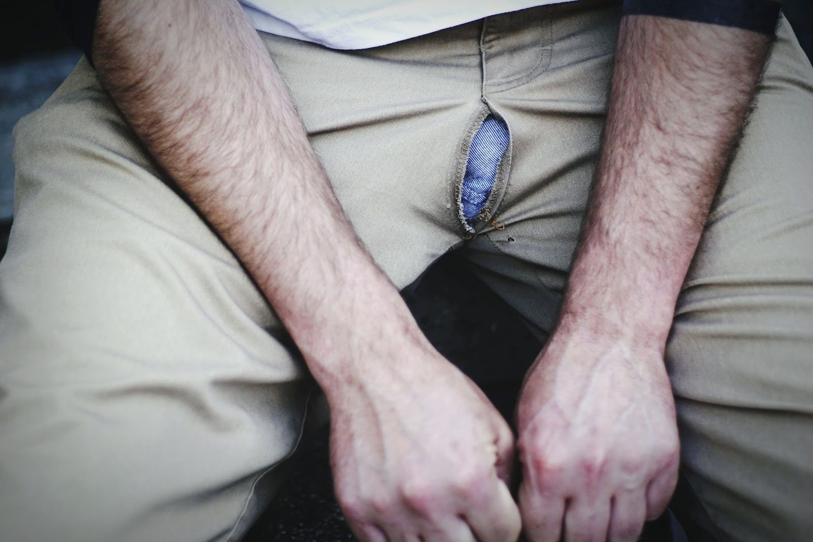 Мужчина держит в руке эрекционное кольцо перед использованием