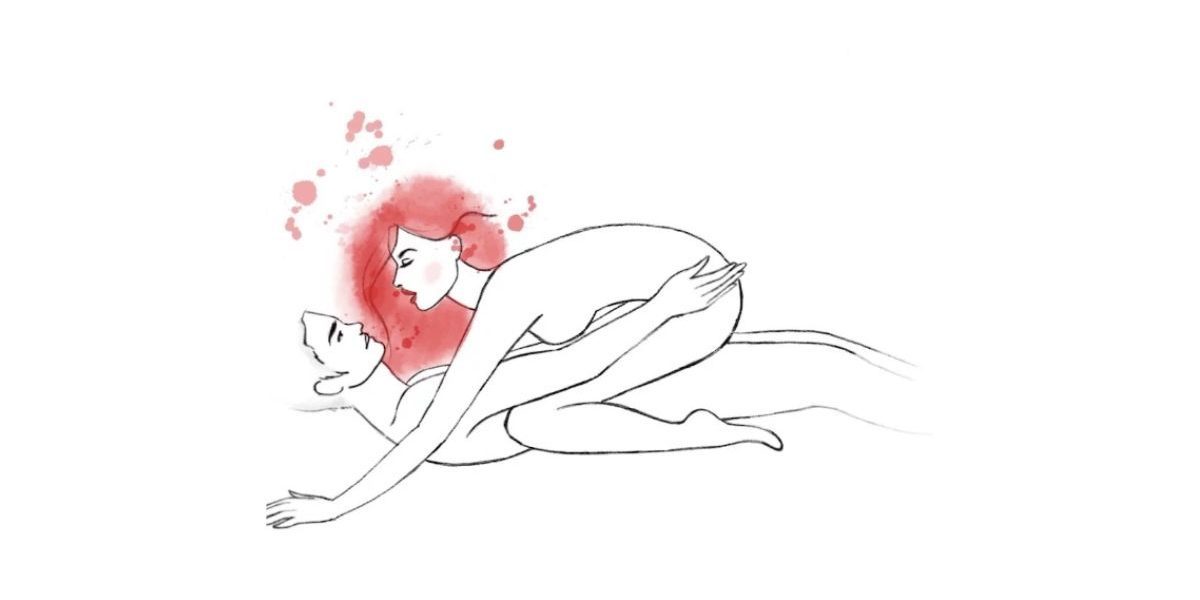 Девушка демонстрирует правильное положение коленей в позе наездницы