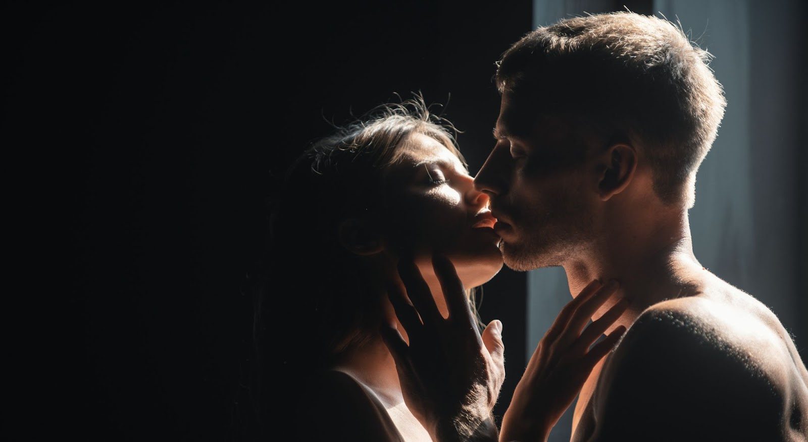 Демонстрация техники контроля дыхания во время поцелуя с языком