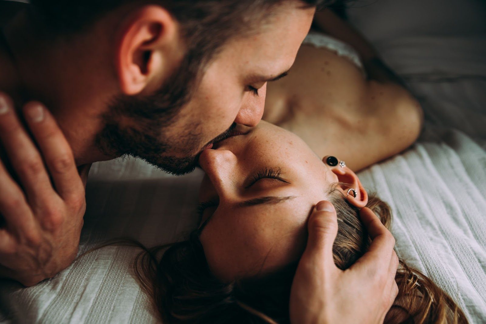 Нежный французский поцелуй в романтической обстановке