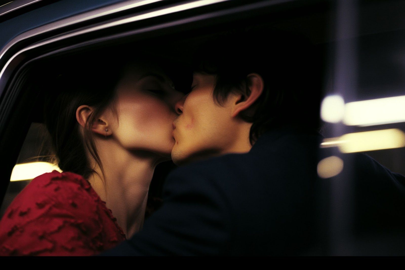 Автомобиль с затонированными стеклами и солнцезащитными шторками для приватности