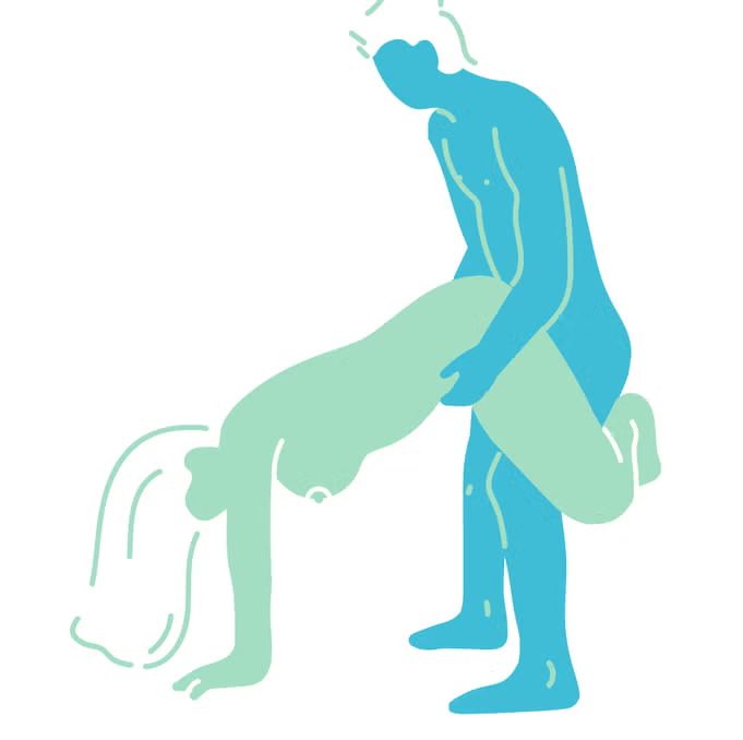 Страстная поза стоя у стены для спонтанных моментов