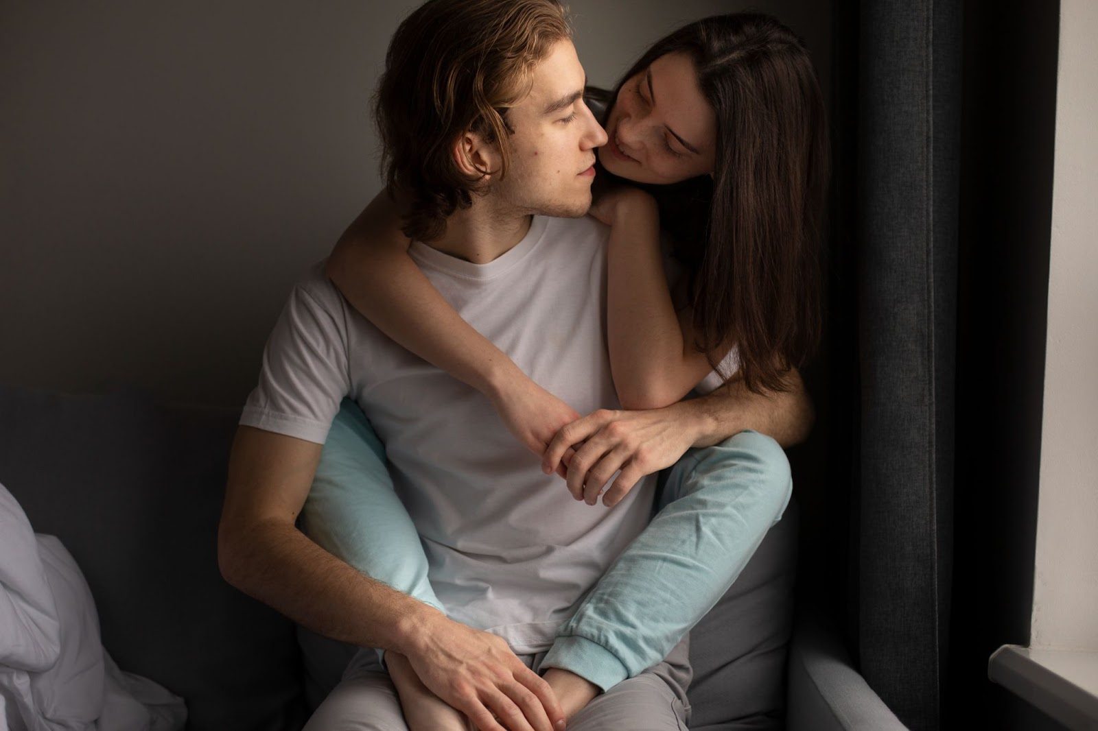 Мужчина и женщина составляют план действий по контролю чрезмерного сексуального влечения