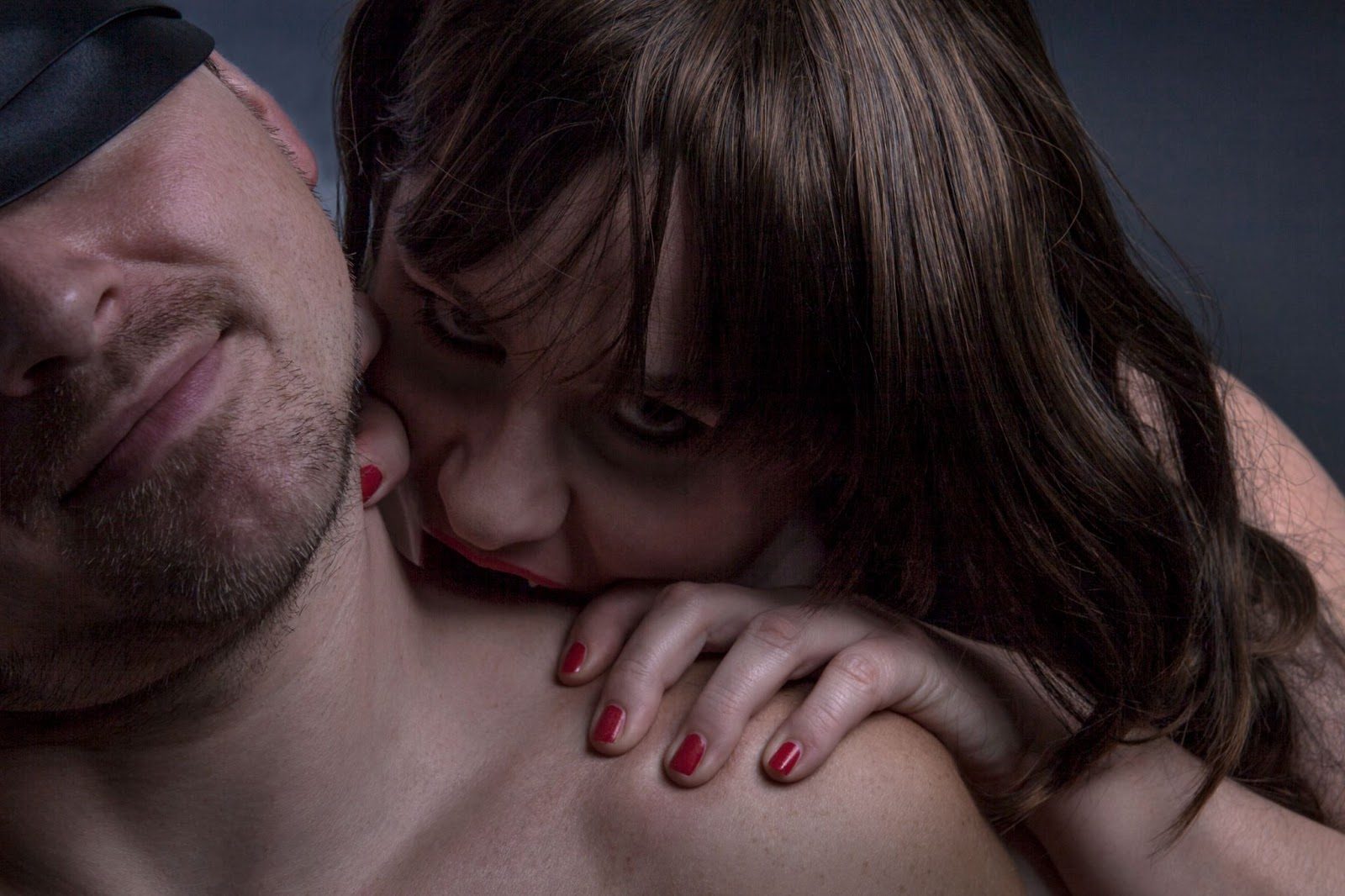 Пара на кухне готовит блюда, способствующие гормональному балансу