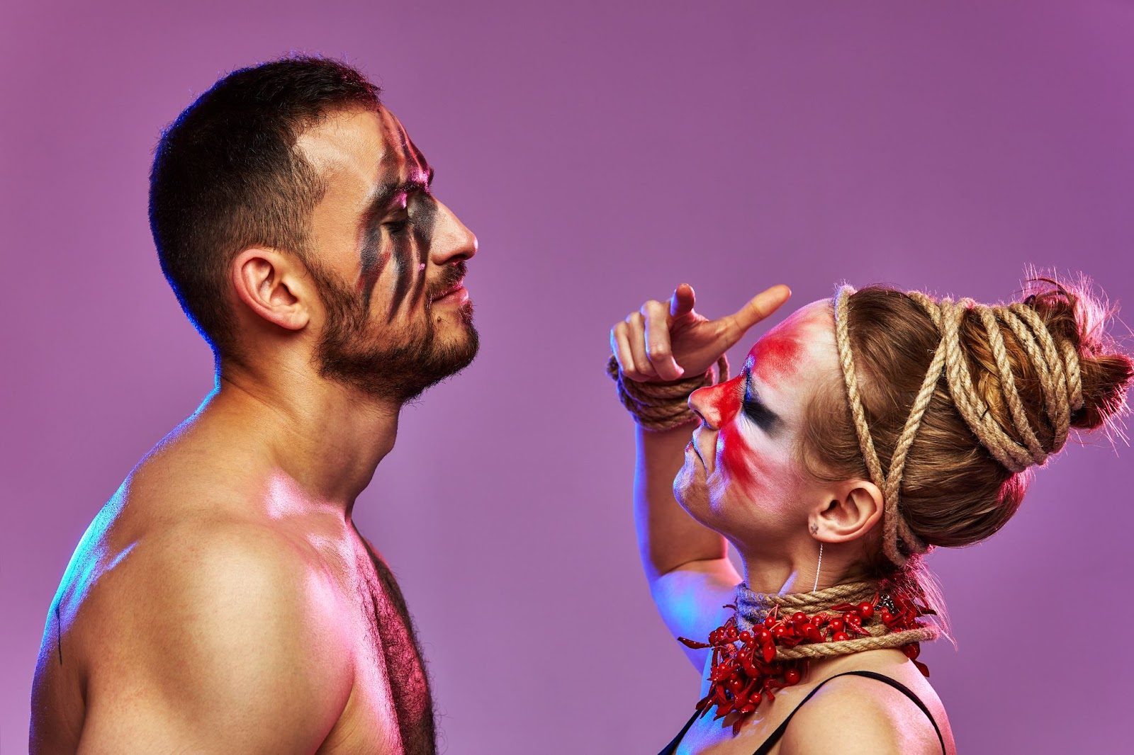 Люди в масках и фетиш-одежде на закрытой тематической вечеринке