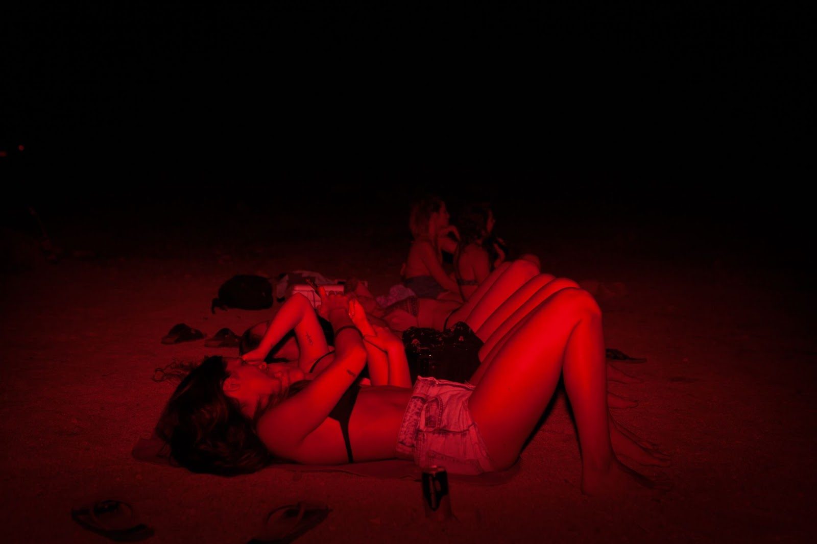 Люди разных возрастов и внешности объединенные общими интересами на вечеринке