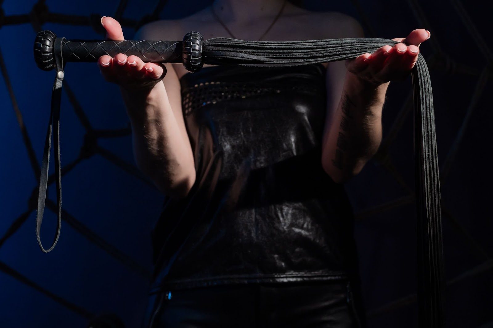 Новички и опытные участники общаются в зоне отдыха кинки-пати