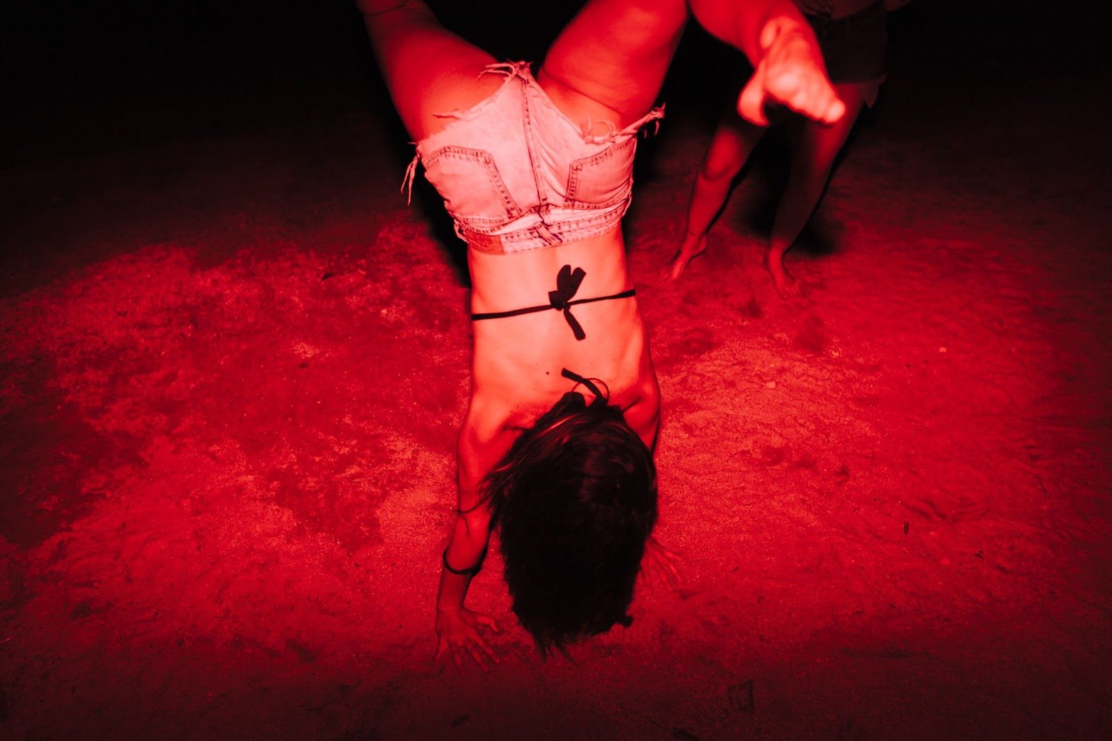 Оживленная атмосфера кинки-пати с гостями в дресс-коде