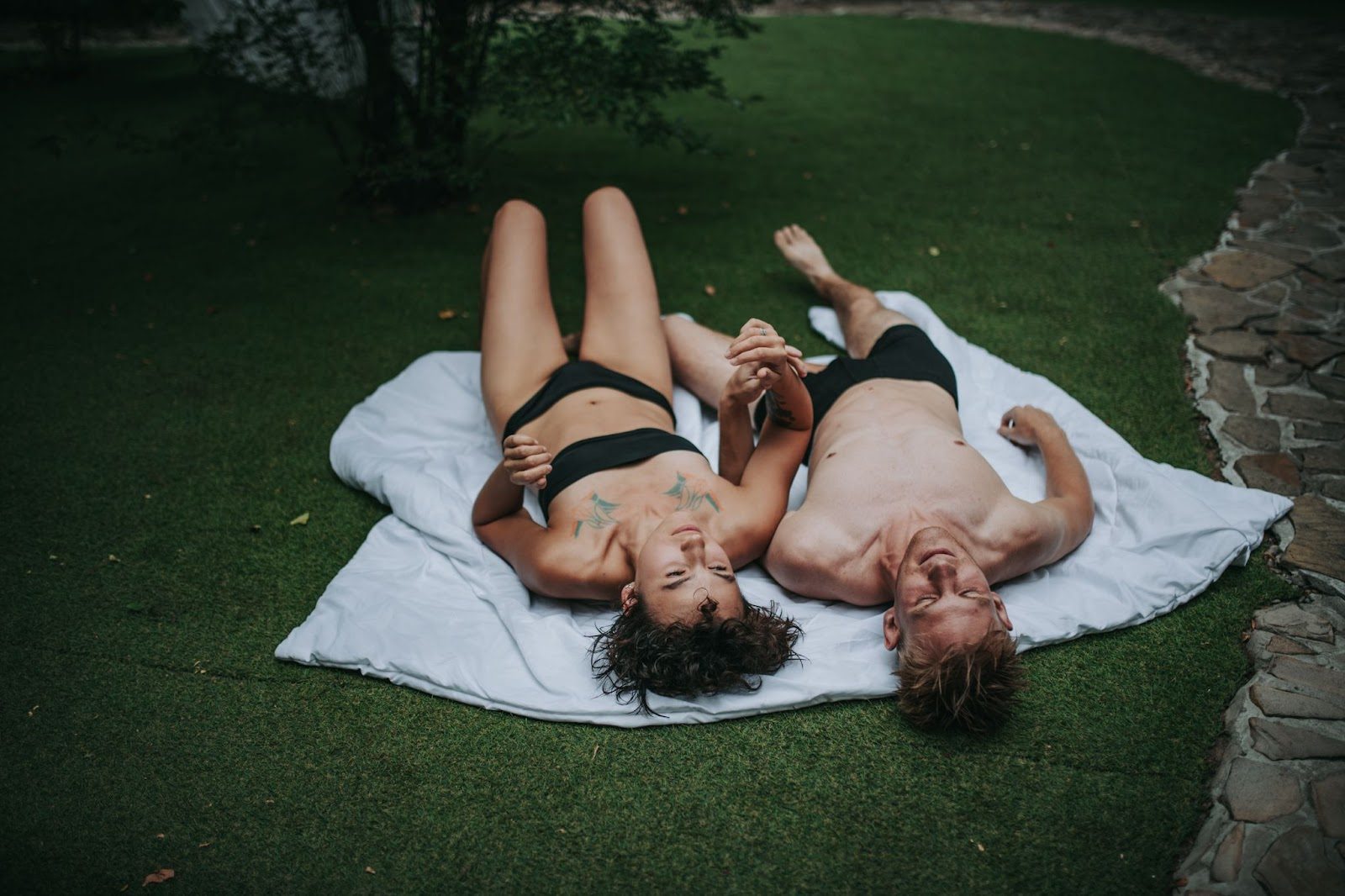 Лесная поляна с мягким природным покрытием вдали от туристических троп