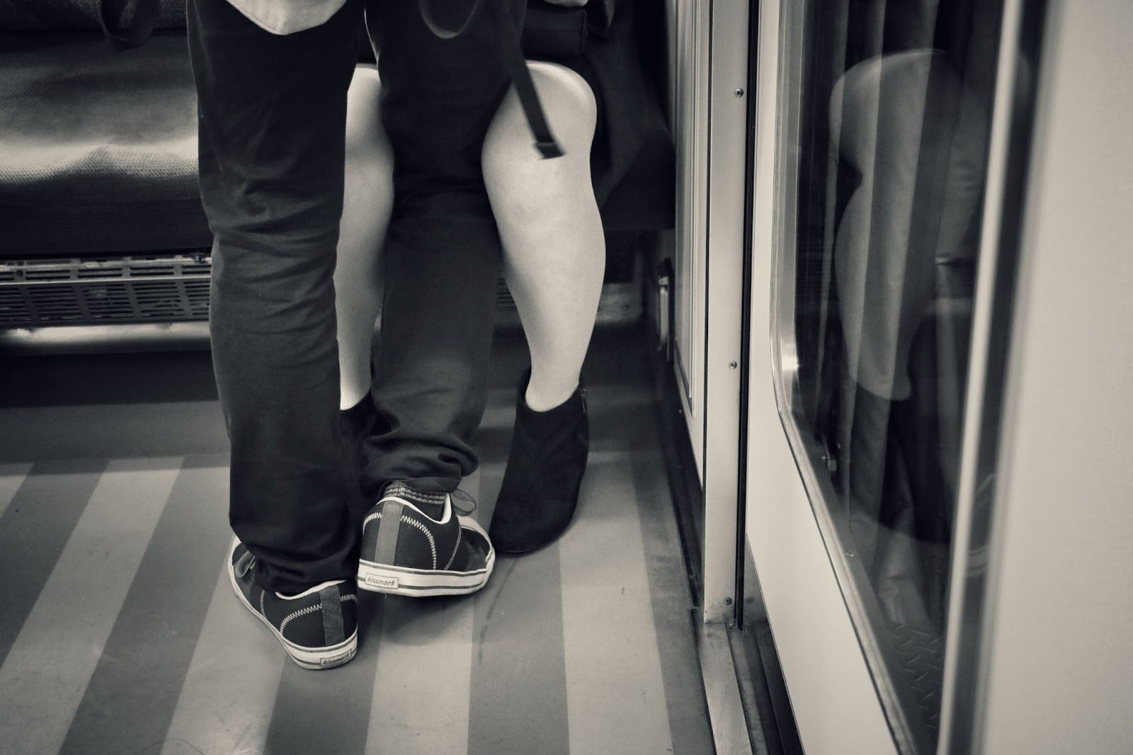 Лифт современного здания с минимальным освещением