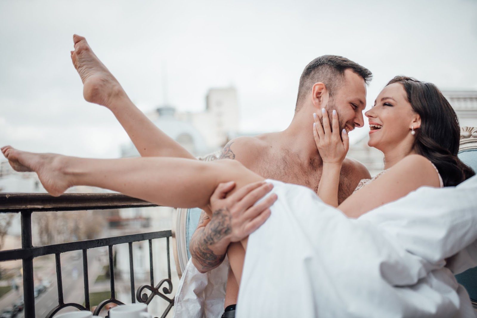 Пара на балконе с видом на город