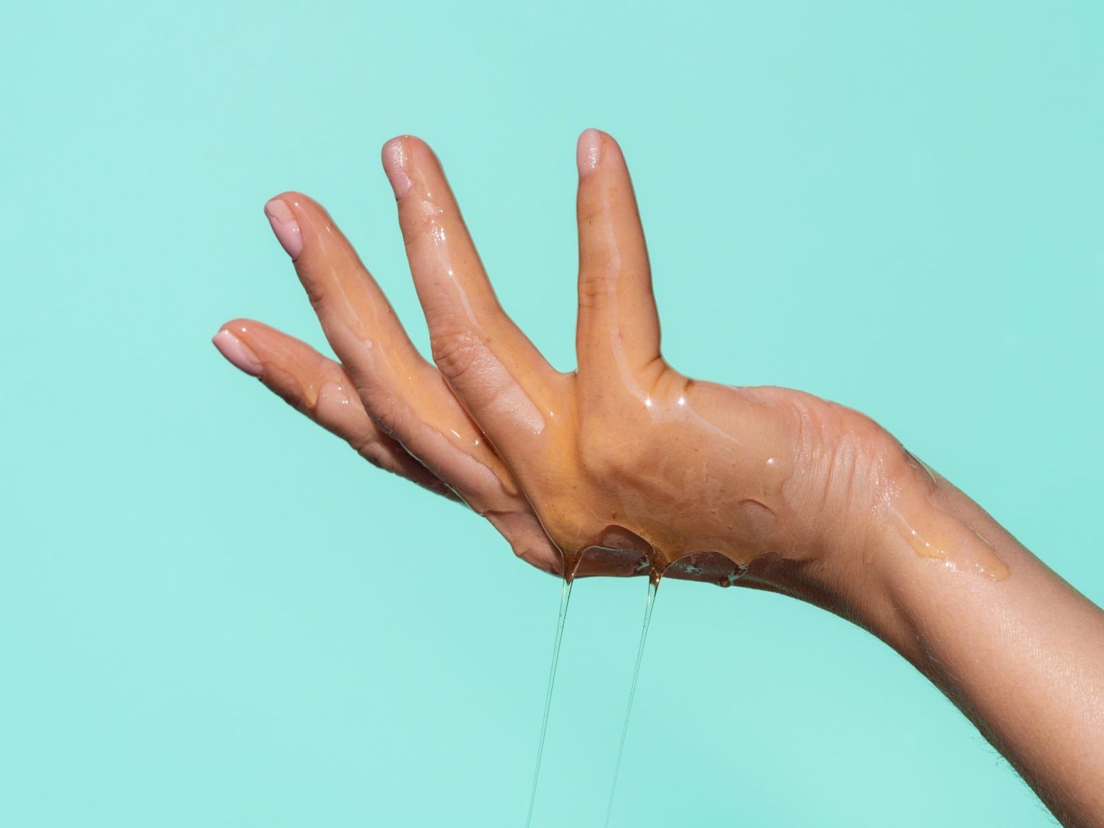 Тест лубриканта на запястье для проверки на аллергическую реакцию