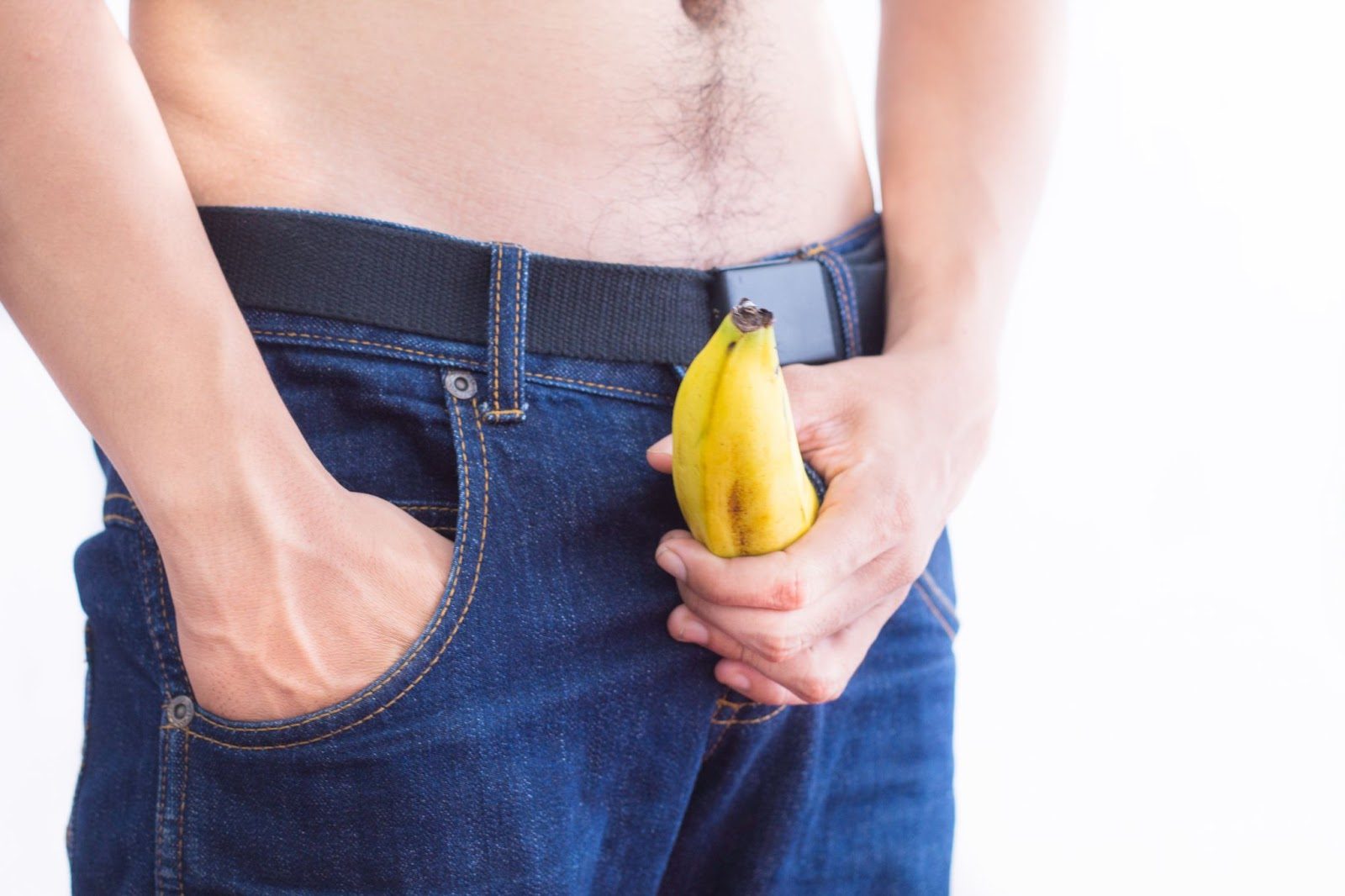 Мужчина, сравнивающий свои параметры со среднестатистическими данными