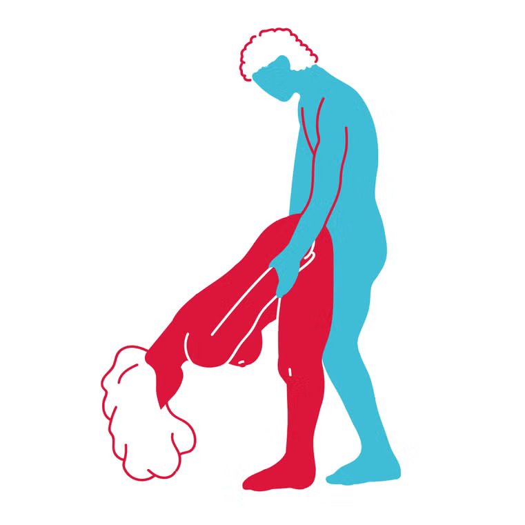 Страстная поза стоя у стены для спонтанных моментов