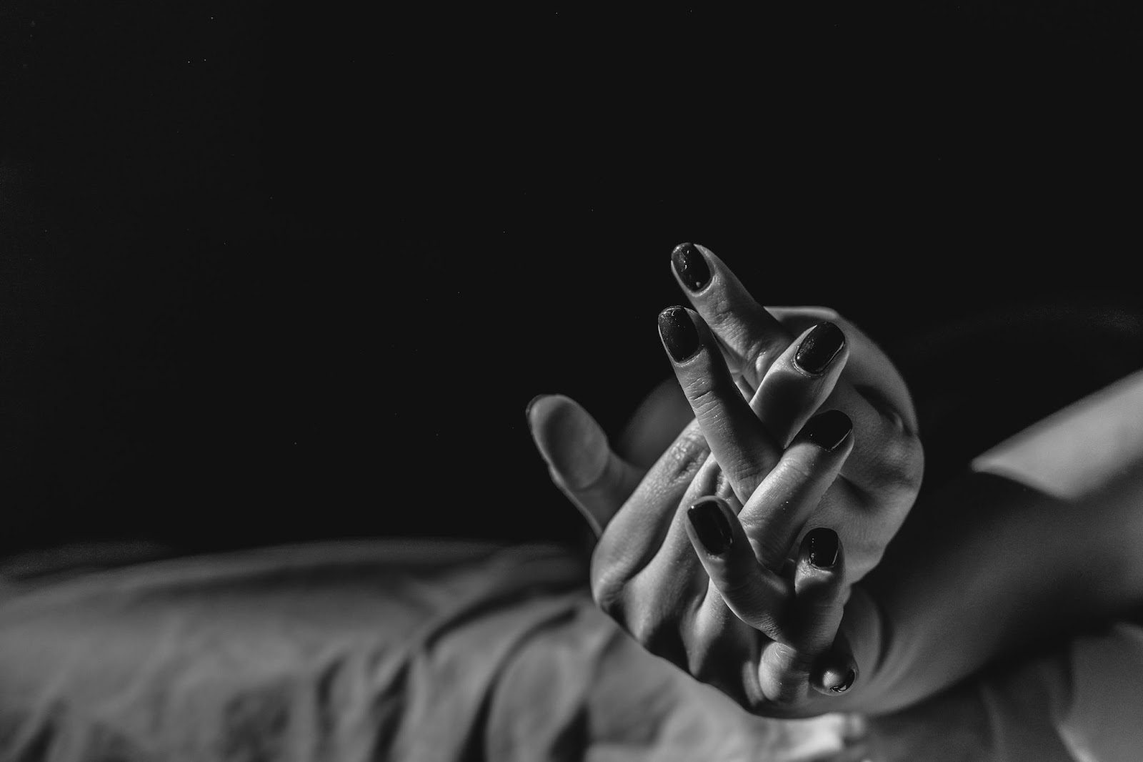 Пара обсуждает правила секса без обязательств за чашкой кофе