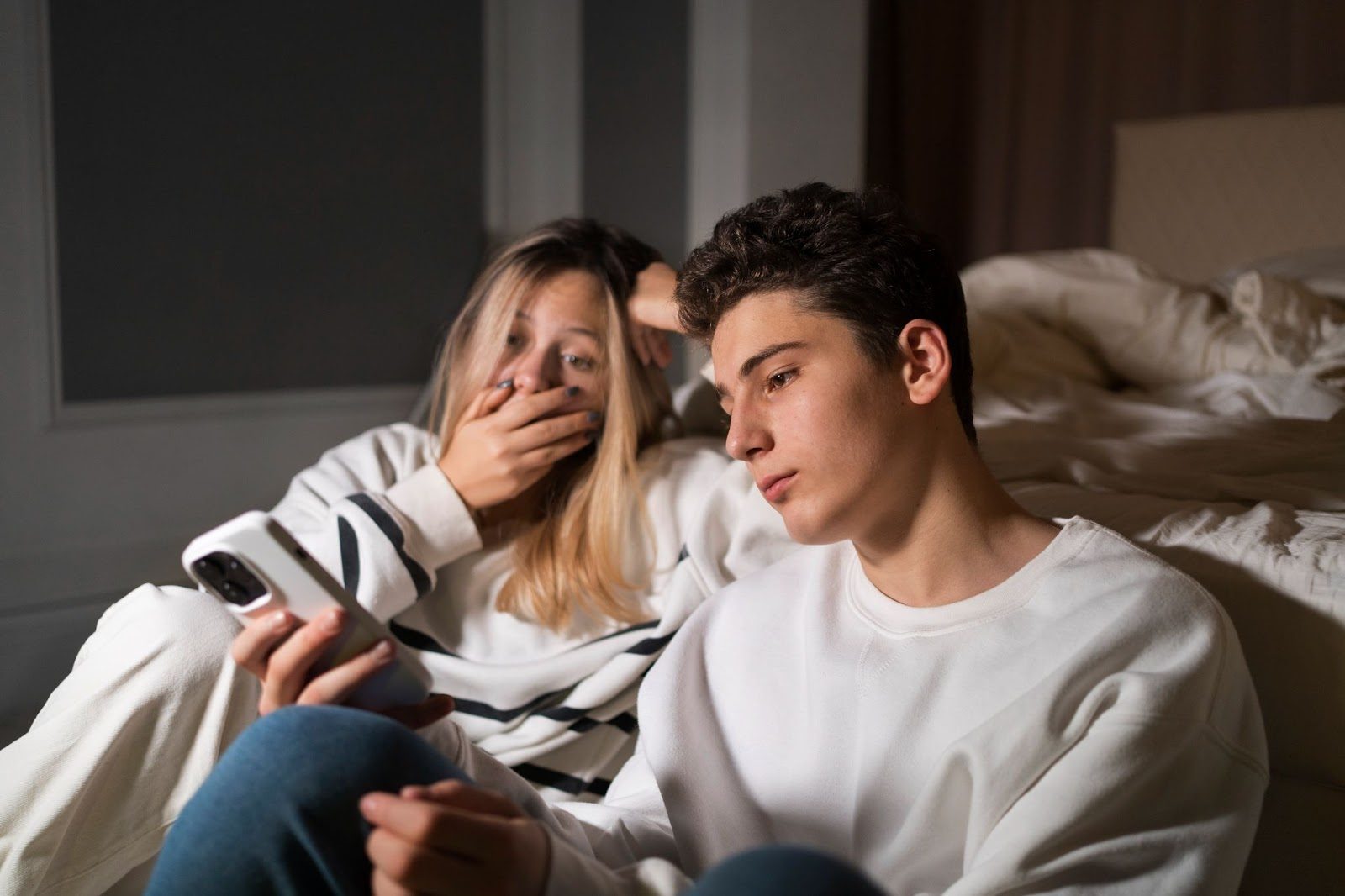 Два человека преодолевают ревность с помощью конструктивного диалога