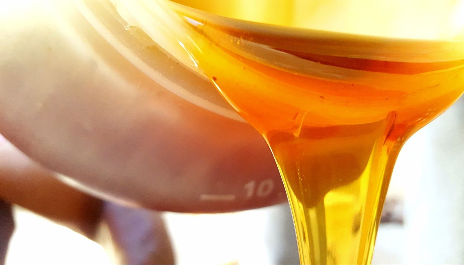 Презерватив и масло с символом несовместимости - предупреждение о рисках