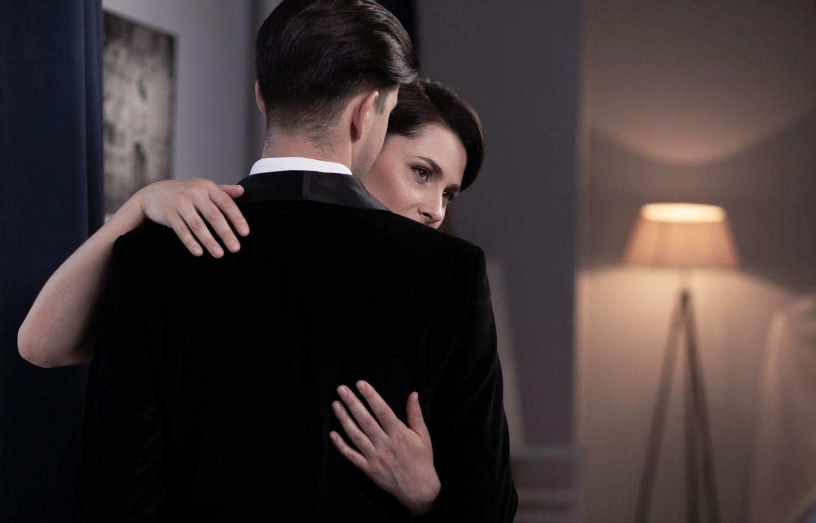 Пара договаривается о следующей встрече возле выхода из отеля