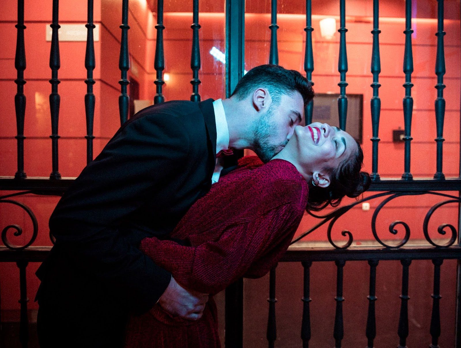 Двое незнакомцев случайно встречаются на выставке современного искусства