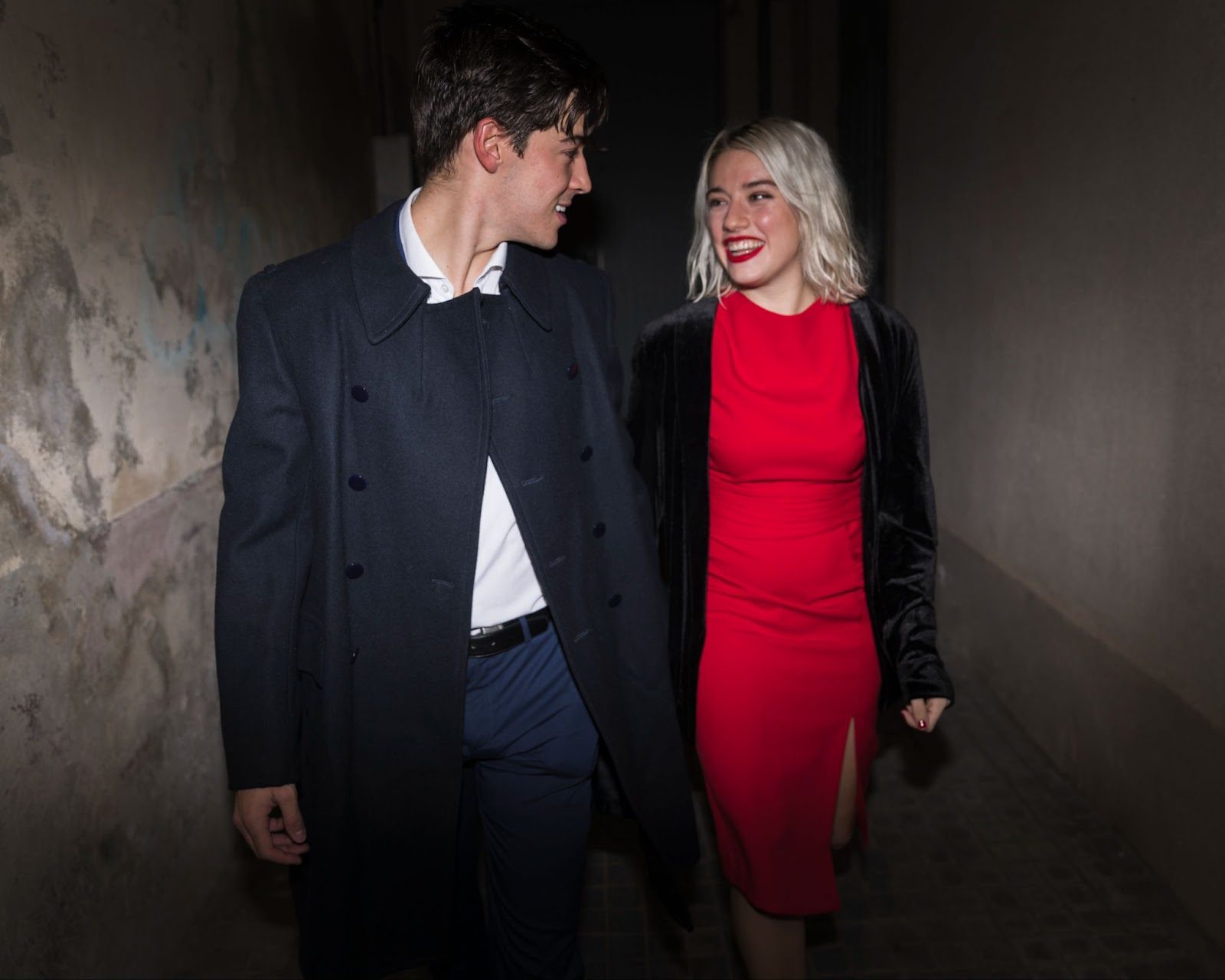 Человек настраивает параметры приватности в приложении для знакомств