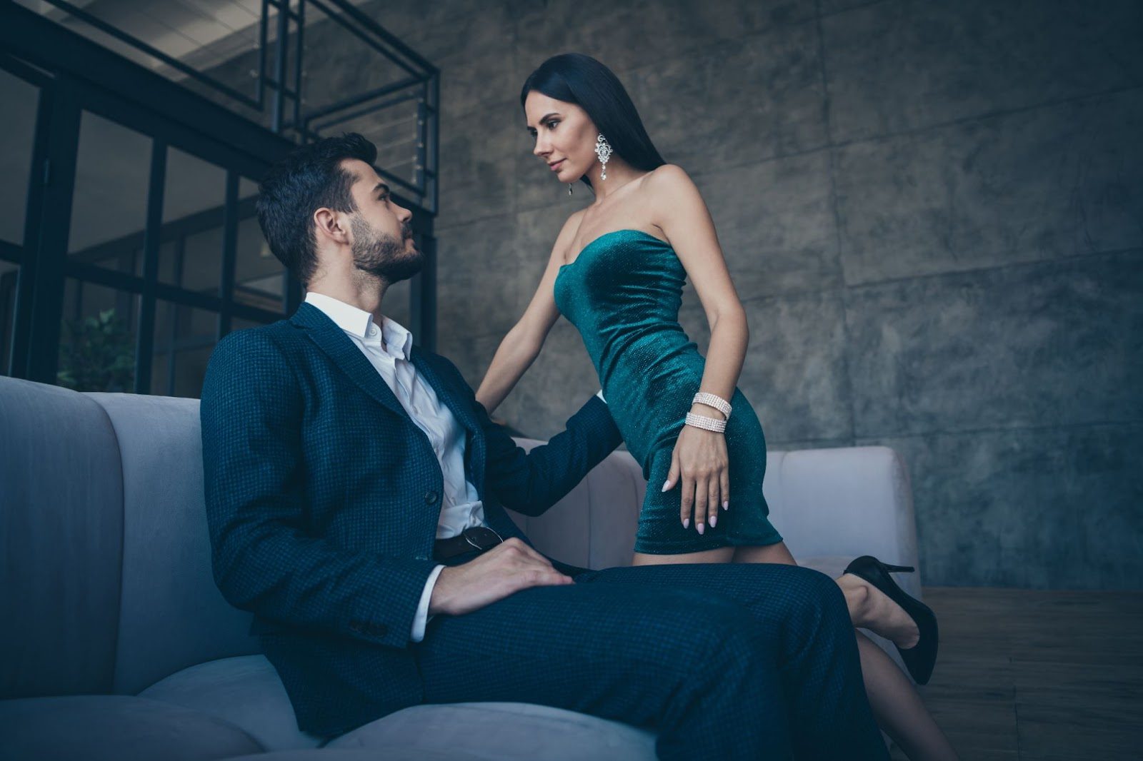 Мужчина и женщина в приглушенном освещении бара готовые к новым знакомствам