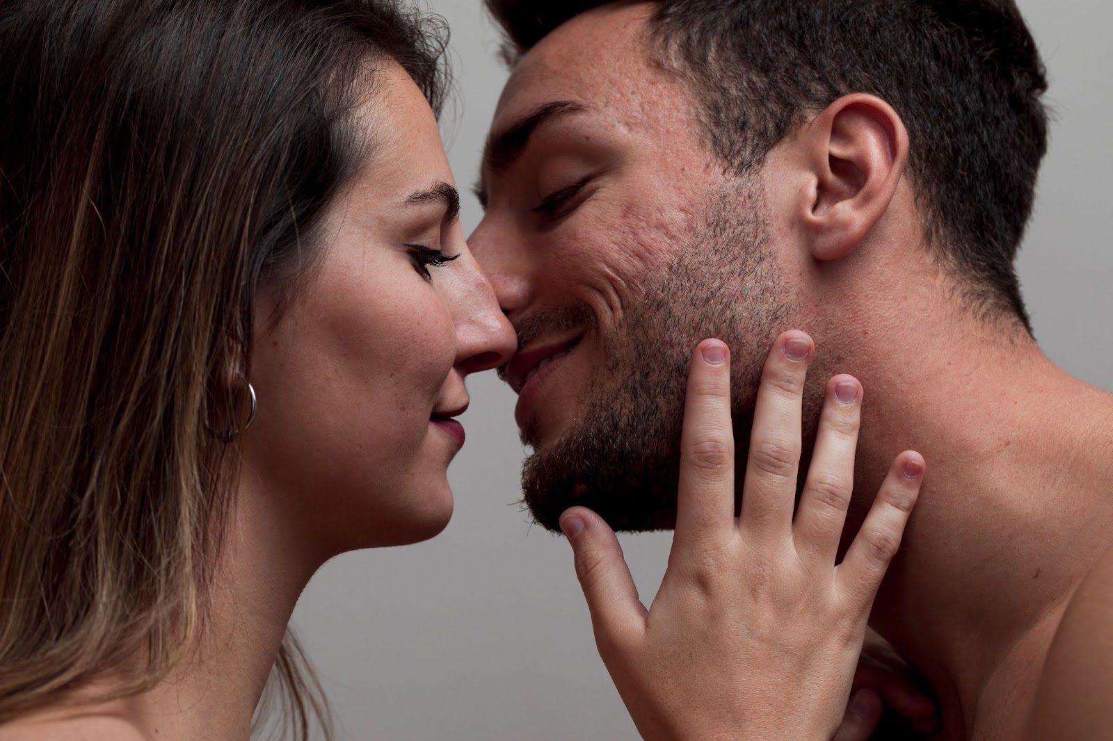 Нестандартная поза "Амазонка" со страпоном для опытных пользователей