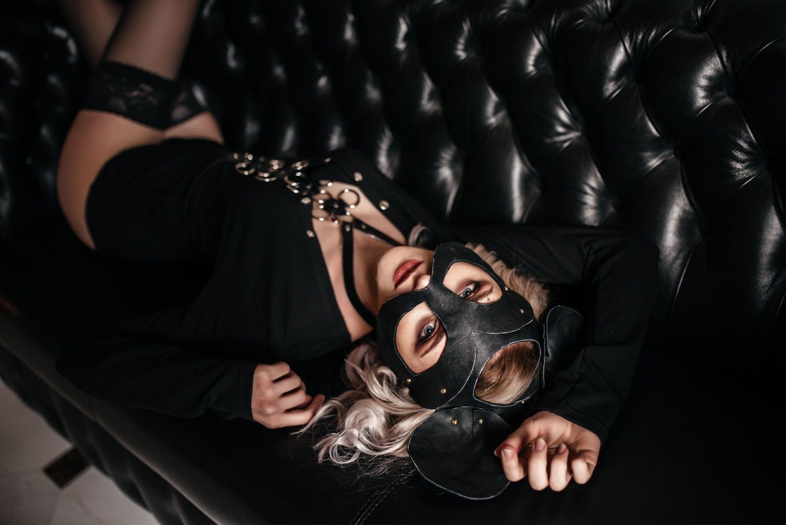 Женщина в образе доминантной госпожи с атрибутами БДСМ
