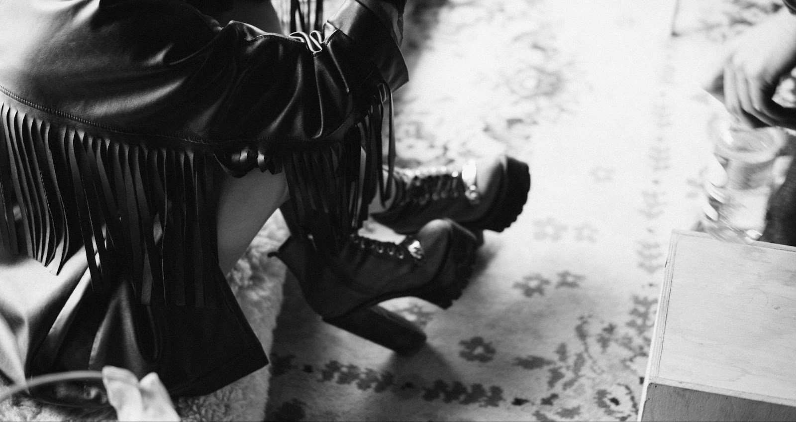 Участники тематической вечеринки в соответствующих образах и костюмах