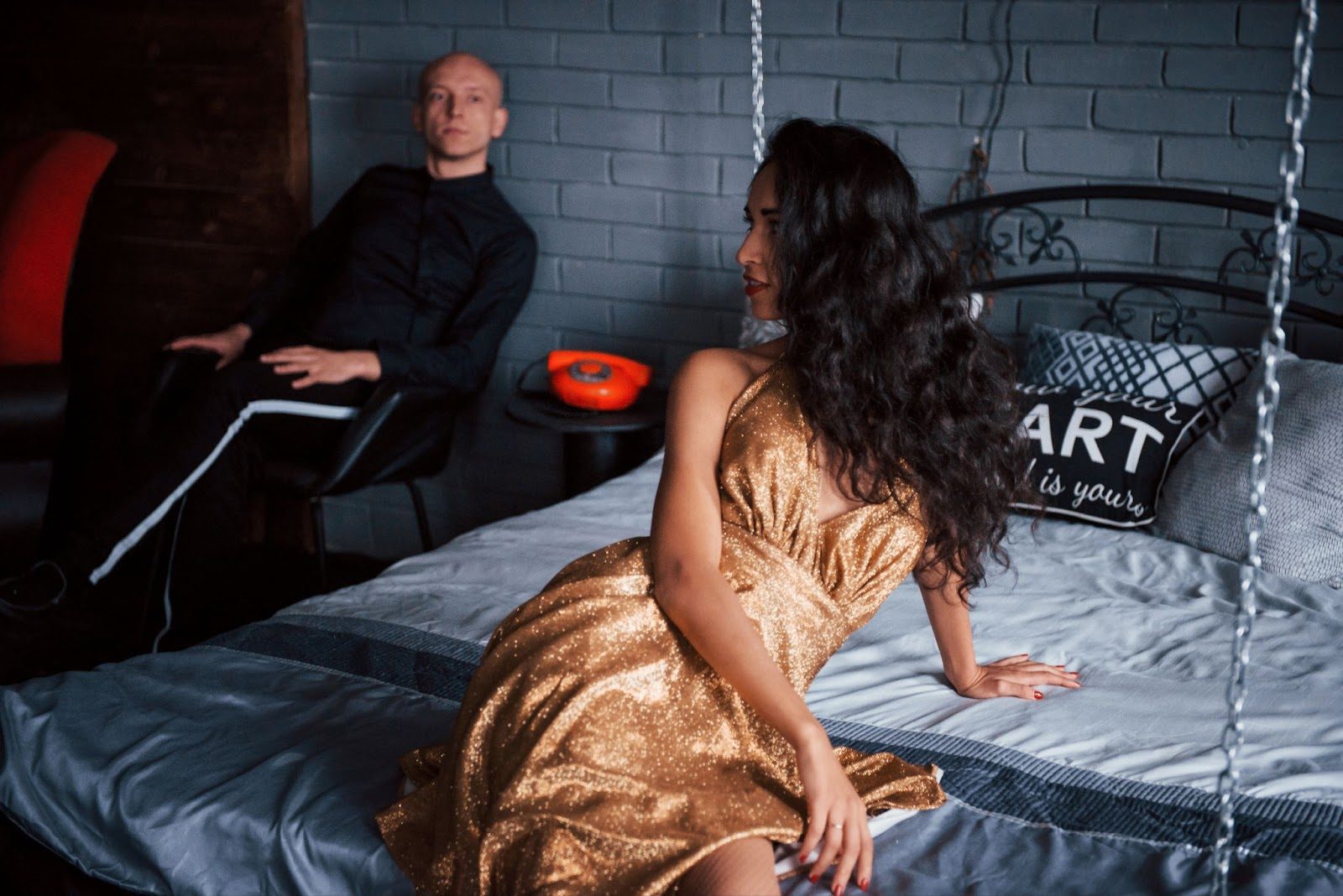 Женщина-доминант демонстрирует правильное ношение страпон-аксессуаров