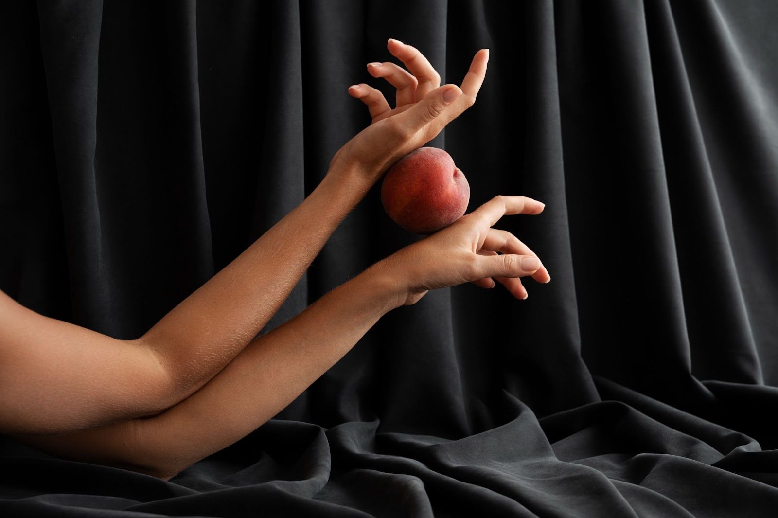 Непринужденная беседа между людьми со схожими интересами в комфортной обстановке