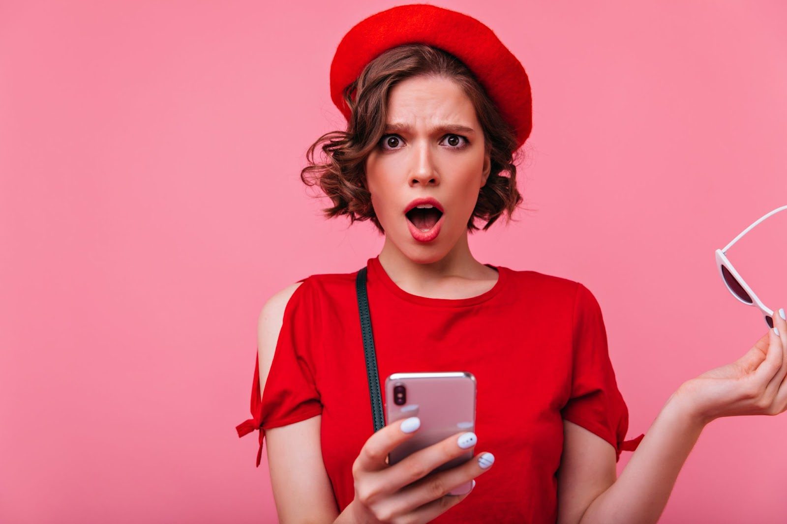 Девушка изучает инструкцию по установке приложения