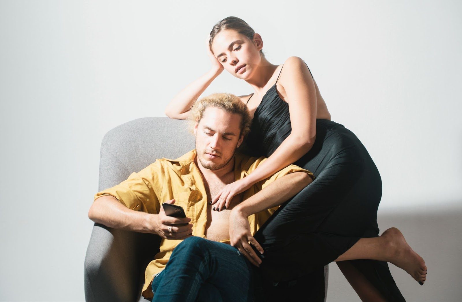 Человек в состоянии повышенной раздражительности из-за длительного отсутствия интимной близости