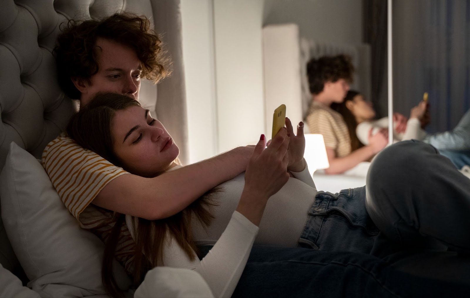 Пара, сидящая рядом в задумчивой позе, обсуждающая проблемы интимной жизни